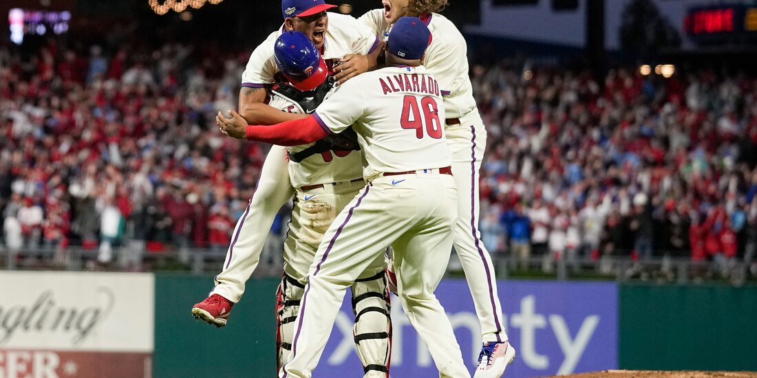 Los Philadelphia Phillies celebran tras ganar el quinto juego de la Serie de Campeonato de la Liga Nacional de la MLB contra los San Diego Padres