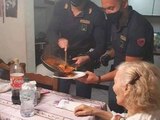 Policías le cocinan a abuelita enferma