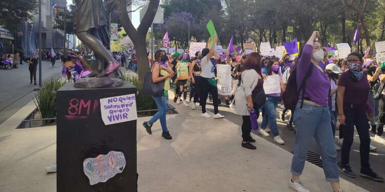 Mujeres encapuchadas pintaron distintas estatuas sobre Juárez con frases por el 8M.