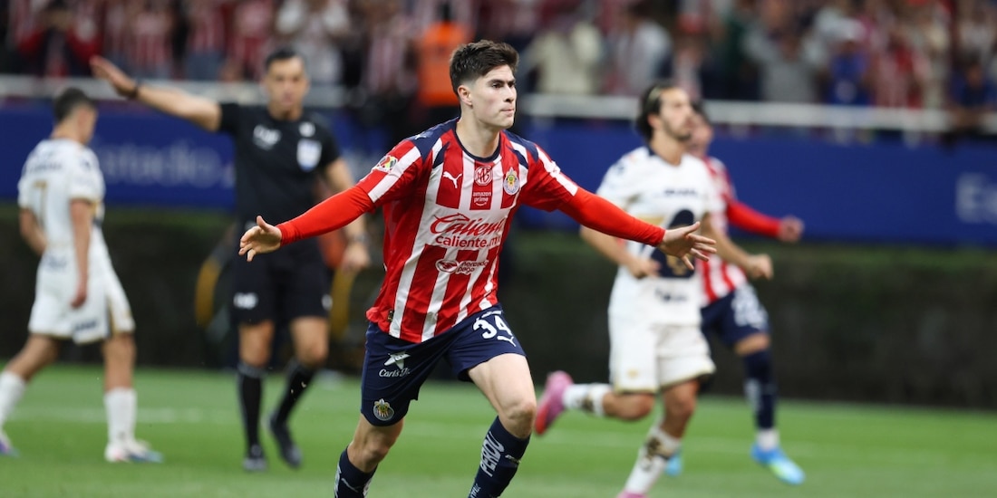 Armando González celebra uno de sus goles ante Pumas
