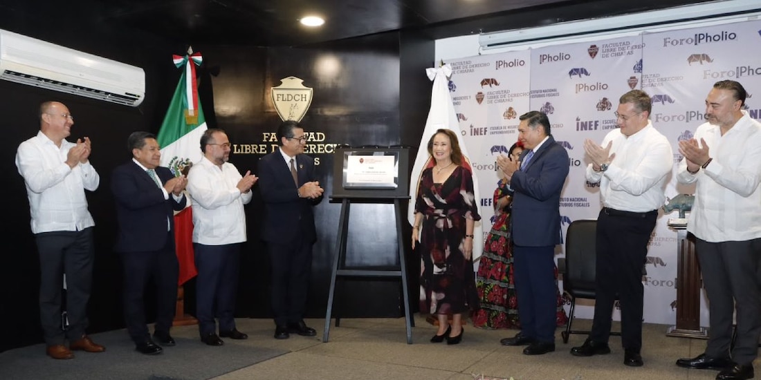 El acto protocolario de toma de protesta contó con la anfitrionía del rector de la Facultad Libre de Derecho de Chiapas, Gabriel Enrique Bravo del Carpio.
