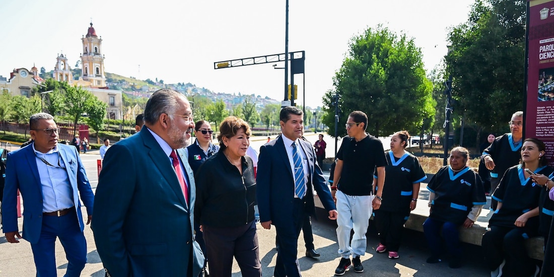 La Gobernadora Delfina Gómez Álvarez supervisa la evacuación de Palacio de Gobierno tras la activación de la alerta sísmica.