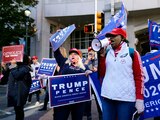 Simpatizantes de Trump exigen que el conteo de votos se detenga, este jueves, en Michigan