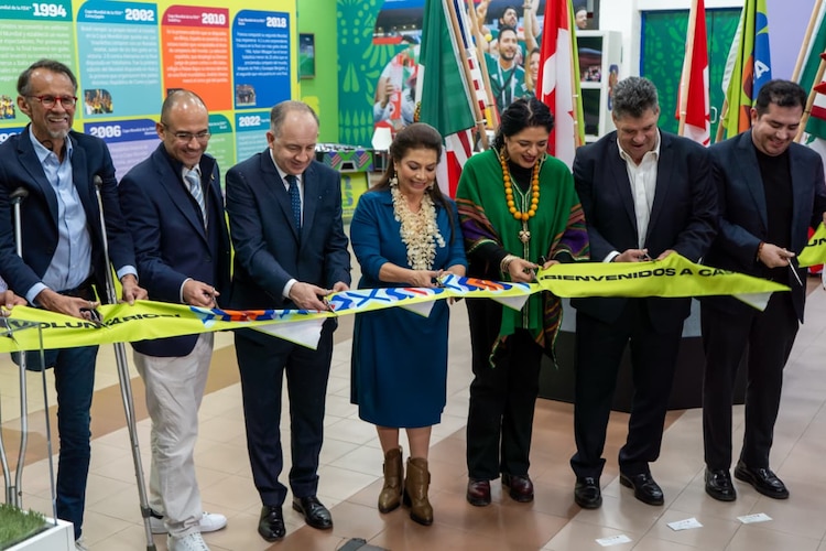Clara Brugada en el corte de listón del Centro de Voluntarios de FIFA en CDMX para el Mundial del 2026.