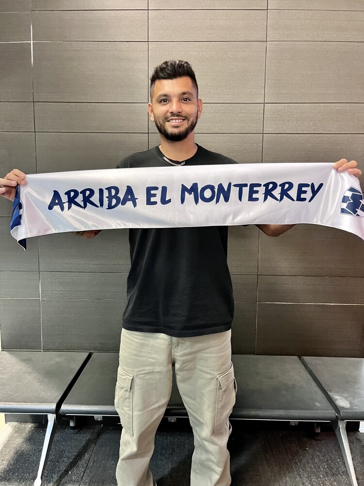 Tecatito Corona en su llegada a la ciudad de Monterrey