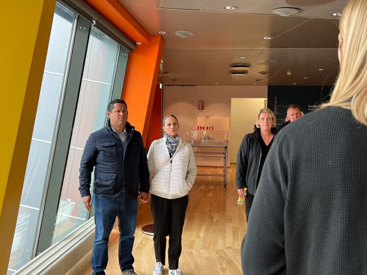 Diego Sinhue Rodríguez Vallejo en la planta geotérmica.