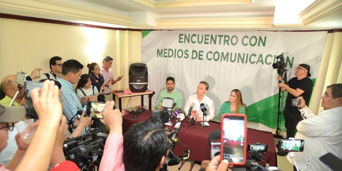 Velasco, con medios de Veracruz, ayer.