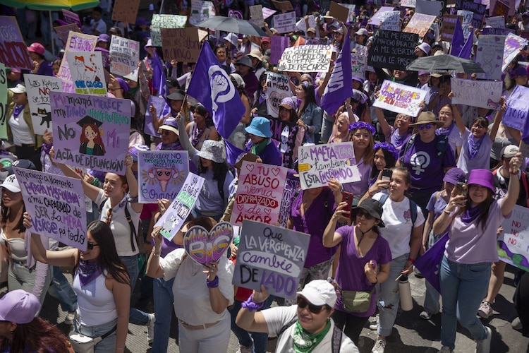 8M calles se pintan de morado.