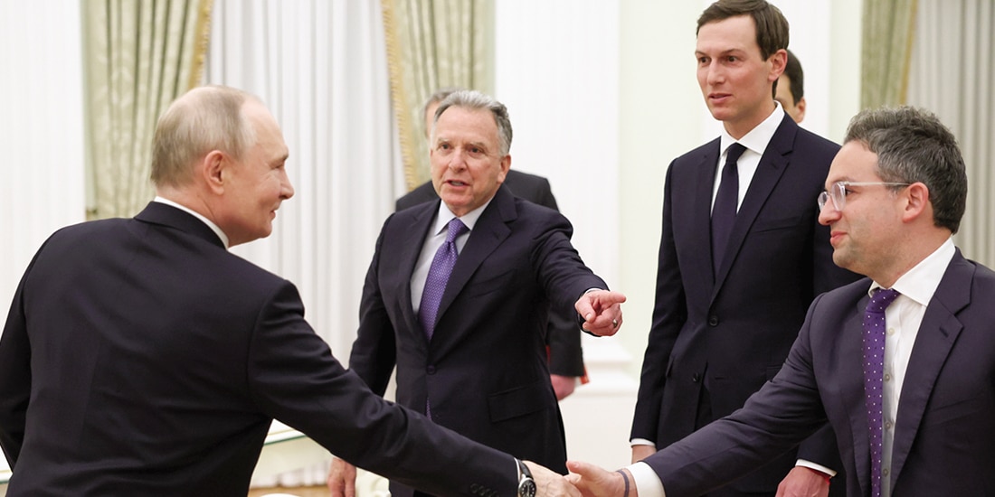 Vladimir Putin, Steve Witkoff, Jared Kushner y Josh Gruenbaum, el jueves, en Moscú.