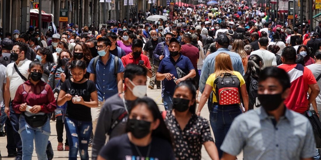 Visitantes en el primer cuadro de la capital. La ciudad entrará en su tercer semana consecutiva en semáforo naranja por Covid-19.