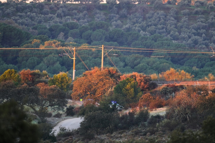 Autos de policía se ven cerca del lugar de una colisión de trenes de alta velocidad en Adamuz, cerca de Córdoba, en el sur de España, el lunes 19 de enero de 2026.