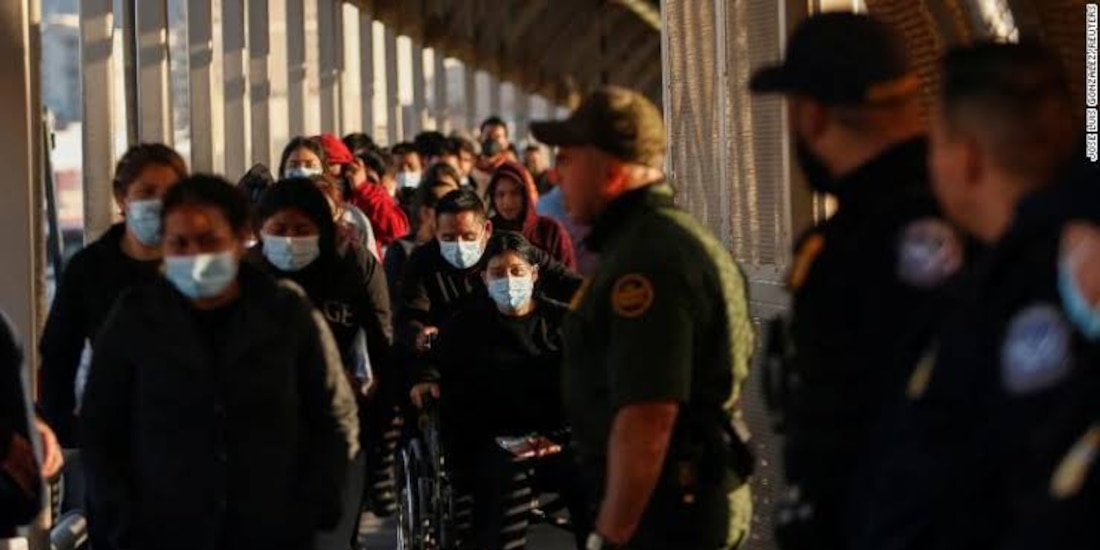El Título 42 era una orden que promovió y aprobó el expresidente Donald Trump para evitar que los migrantes que estuvieran en la frontera común con México atravesaran y llegaran a su territorio, puesto que podían ser expulsados de manera inmediata con cortes o juicios, a pretexto de la pandemia provocada por Covid-19.