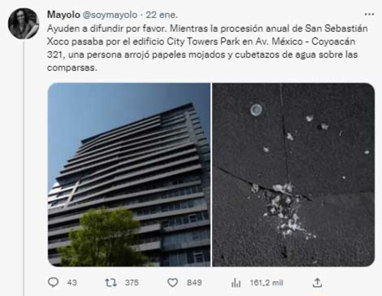 Arrojan agua y papeles mojados a procesión durante fiesta patronal en el pueblo de Xoco
