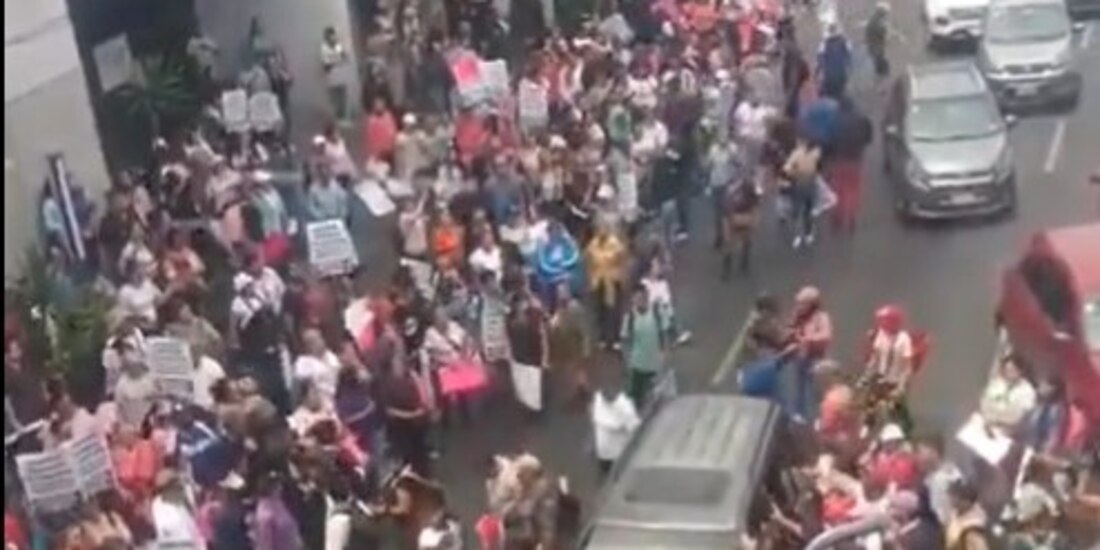 Conductor intenta atropellar a un grupo de manifestantes