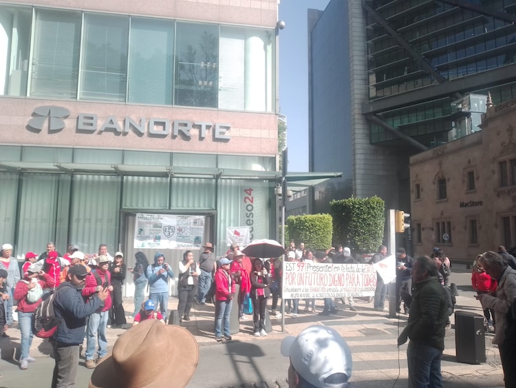Decenas bloquean sede de Afore XXI en Paseo de la Reforma.