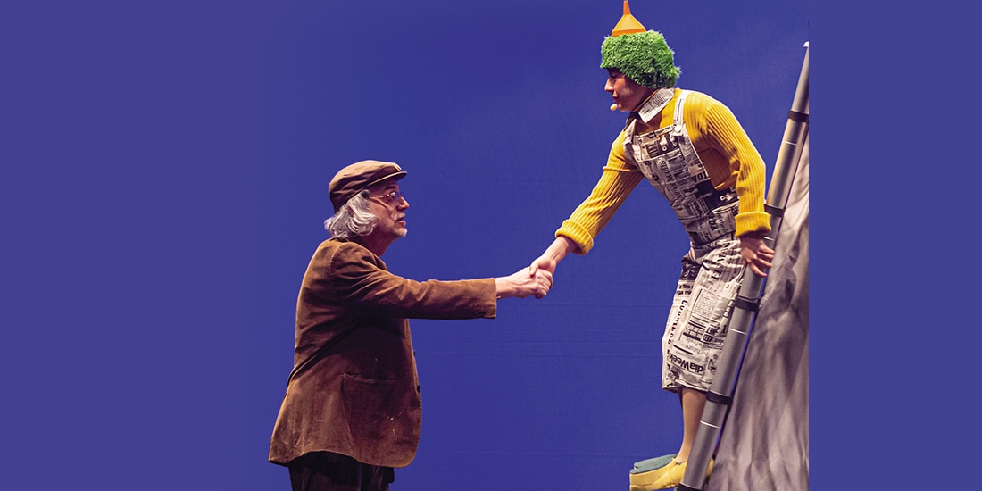 Actores que dan vida a Geppetto y Pinocho, en una función.