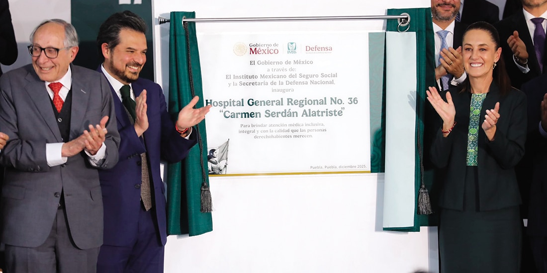 De izq. a der.: David Kershenobich, Zoé Robledo y la Presidenta Claudia Sheinbaum, ayer, al inaugurar el Hospital General Regional No. 36 Carmen Serdán en Puebla.