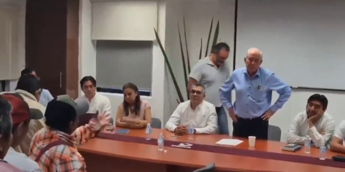 Campesinos explotan contra el subsecretario de Agricultura.