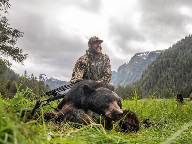 Carson Wentz, quarterback de los Washington Commanders de la NFL, presumió que cazó y mató a un oso negro