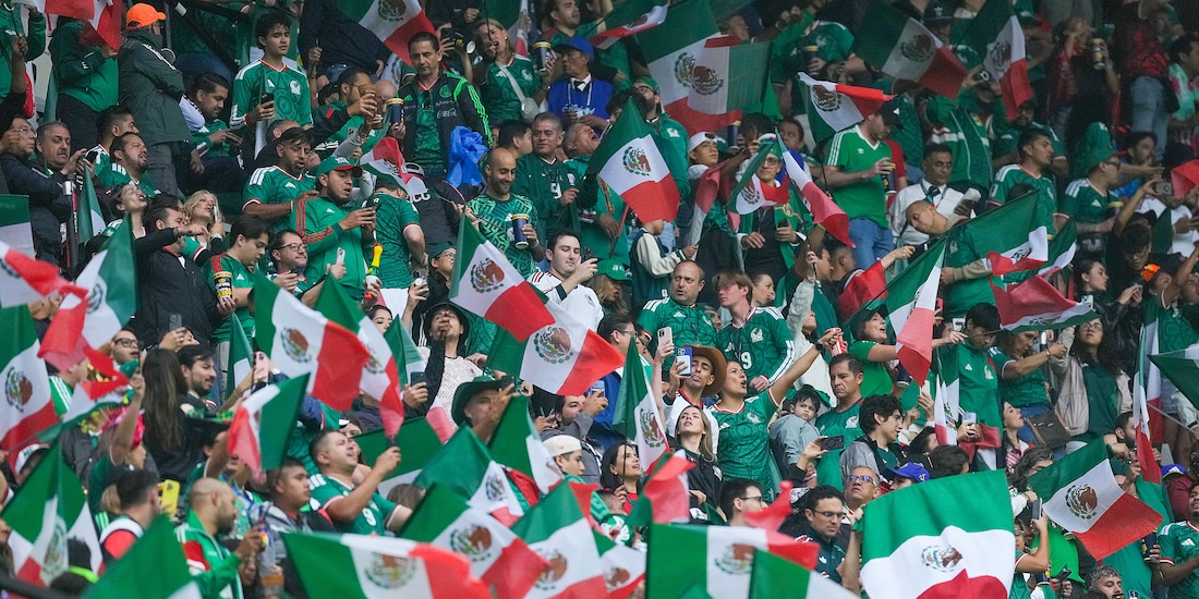 Afición mexicana en el Estadio Azteca.