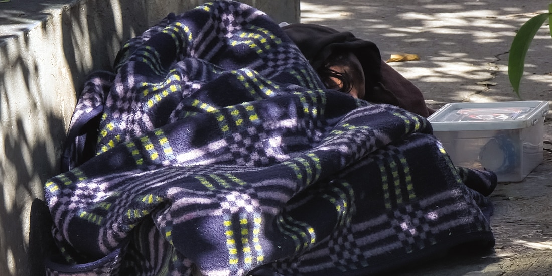 Un hombre en situación de calle duerme en calles del Centro Histórico, el pasado martes.