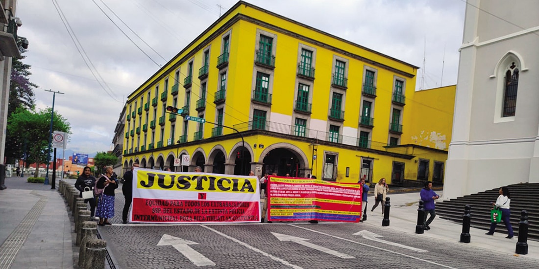 LOS INCONFORMES, ayer, durante la manifestación llevada a cabo en Xalapa.