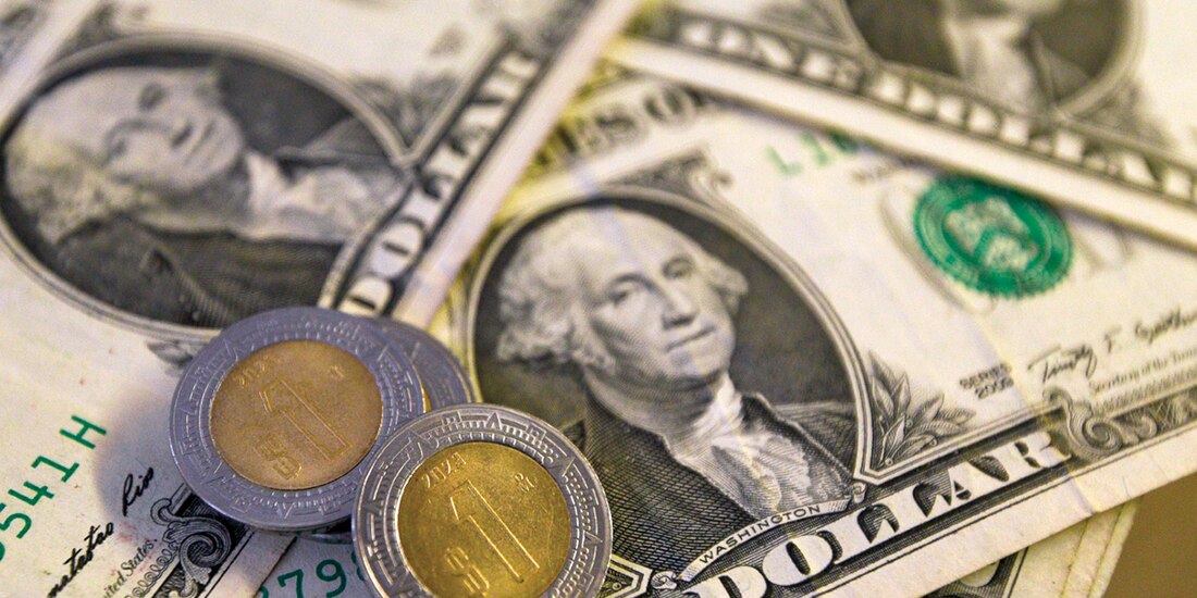 Imagen ilustrativa de dolares y pesos mexicanos