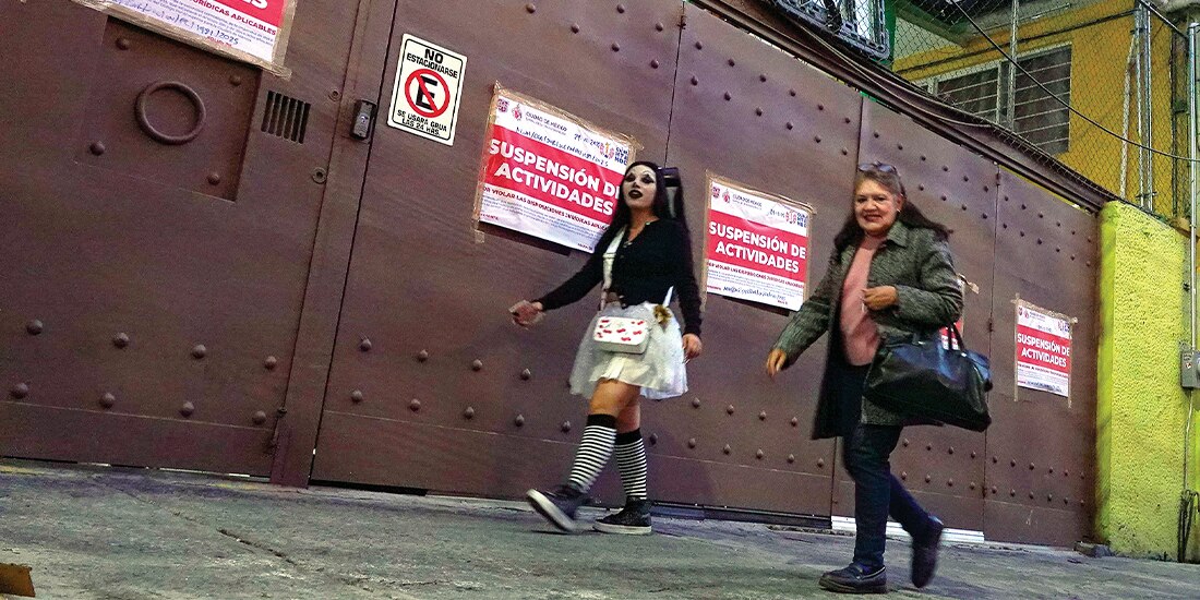 DOS MUJERES caminan frente a la Casa
de las Mercedes, el 31 de octubre.