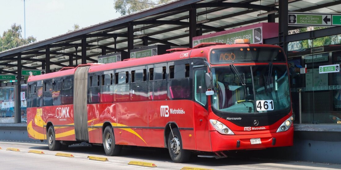 Camioneta invade carril del Metrobús en Insurgentes y provoca choque con siete heridos