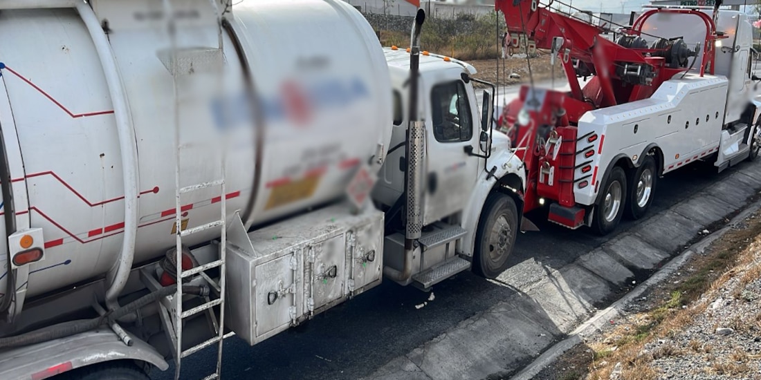 Tractocamión fue trasladado con apoyo de una grúa hasta la Fiscalía de Coahuila.