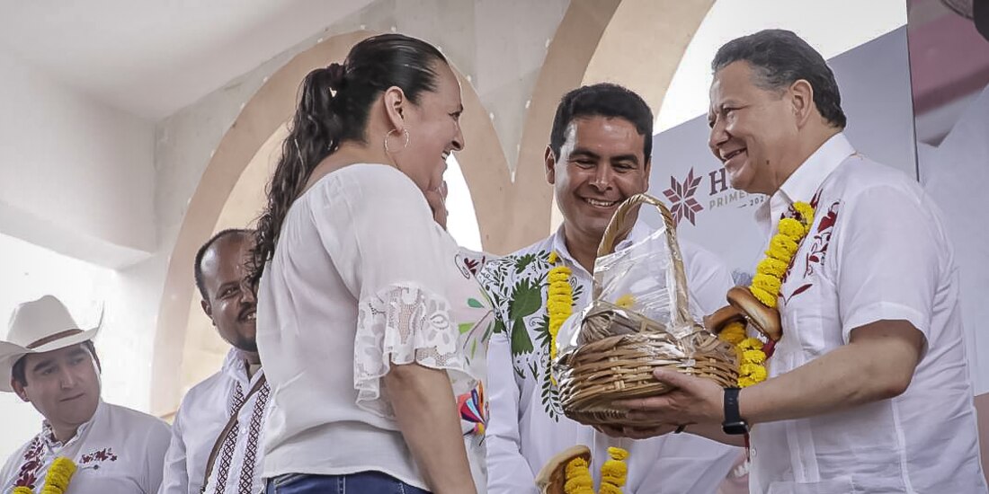 En Huehuetla y Tenango de Doria, el gobernador de Hidalgo, Julio Menchaca, encabezó la entrega de apoyos agropecuarios, de obras y anunció el fortalecimiento de la infraestructura en los 84 municipios del estado.