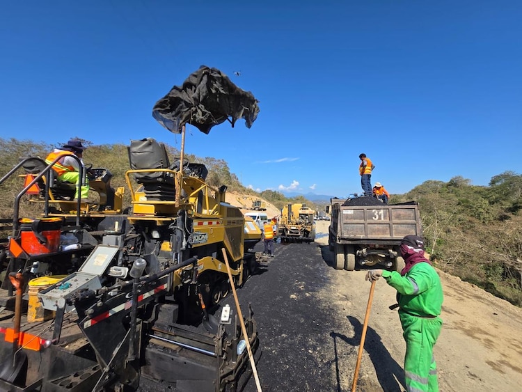 Modernización de la carretera Pochutla-Huatulco ha generado 1,880 empleos directos.