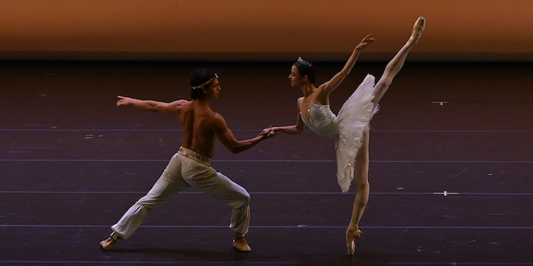 ISAAC HERNÁNDEZ y Maria Khoreva, en El Corsario.