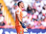 Rodolfo Cota se lamenta durante el partido entre Necaxa y León en el marco de la Fecha 12 de la Liga MX.