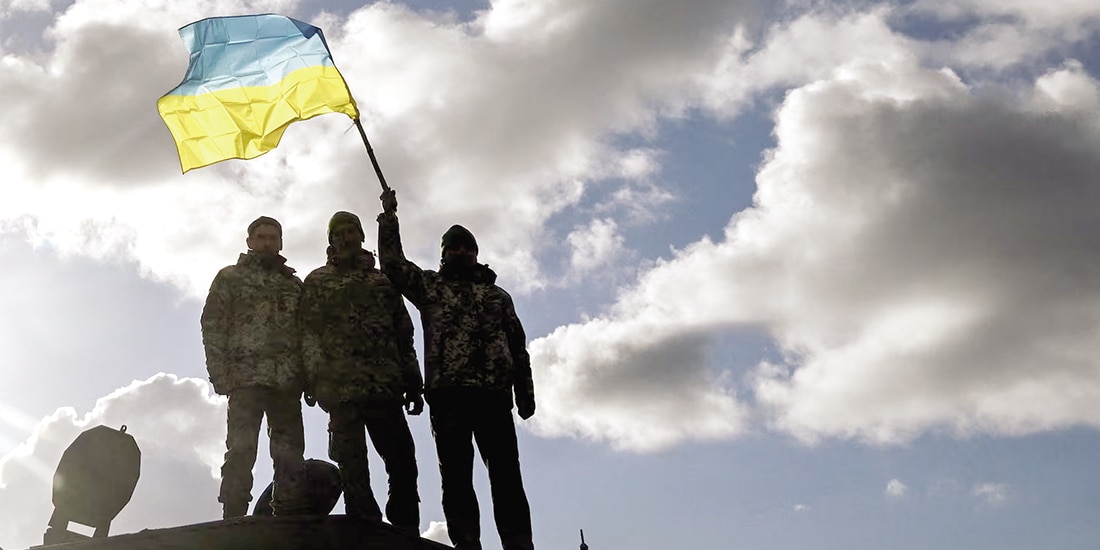 Ucranianos sostienen su bandera, en Gran Bretaña, el 22 de febrero de 2023.