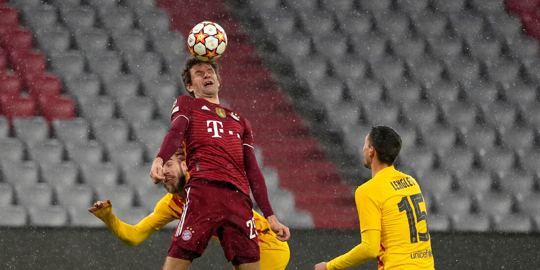 Thomas Müller justo al momento de cabecear para abrir el marcador en el cotejo entre Bayern Múnich y Barcelona.