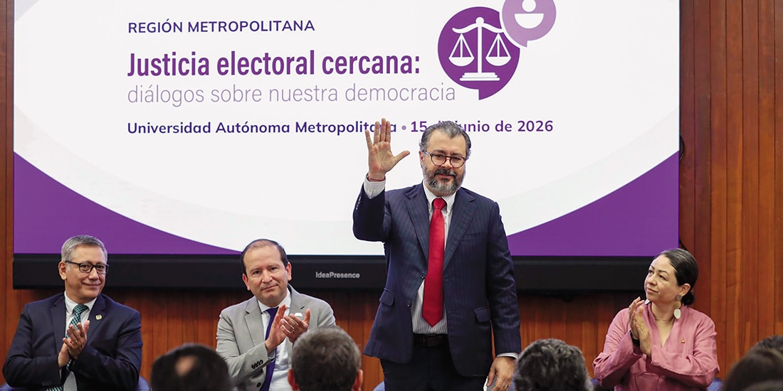 Gilberto Bátiz,(saluda) al encabezar el 6.o seminario de Justicia electoral, ayer.