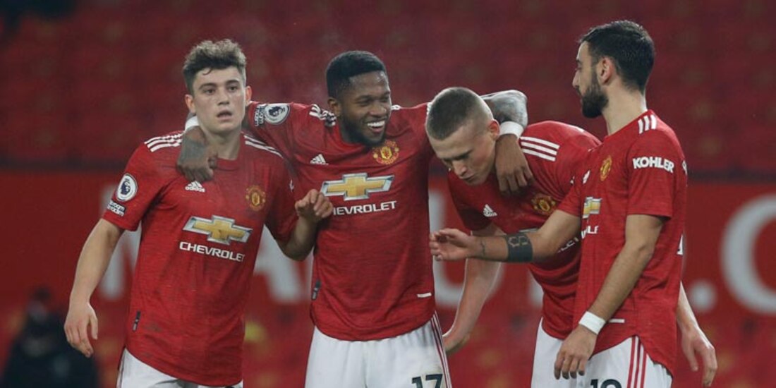 Jugadores del Manchester United celebran una anotación