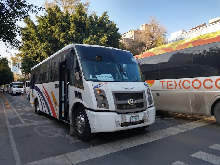 Autobuses y combis con asistentes a la marcha siguen llegando a la CDMX.