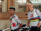 Isaac del Toro y el UAE Emirates en su presentación del Tour de France 2026