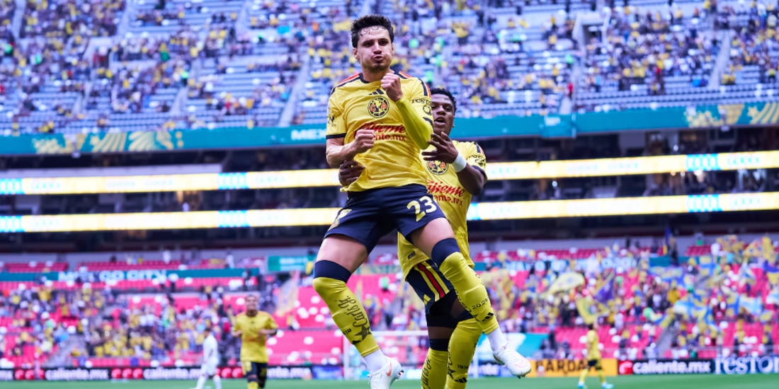 Raphael Veiga festejando su gol ante el Atlético de San Luis.