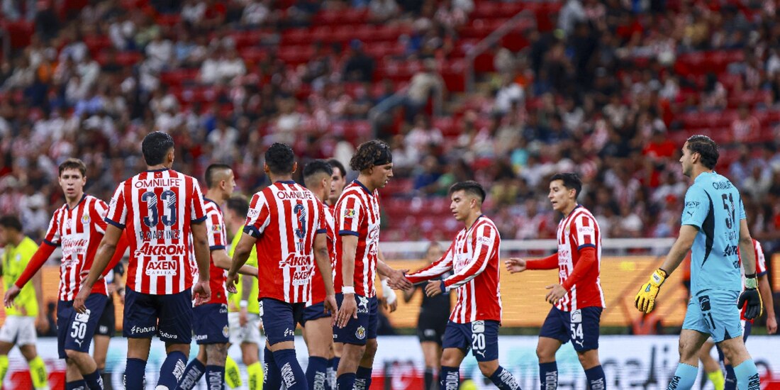 Futbolistas de Chivas después de un partido en el Clausura 2025 de la Liga MX.