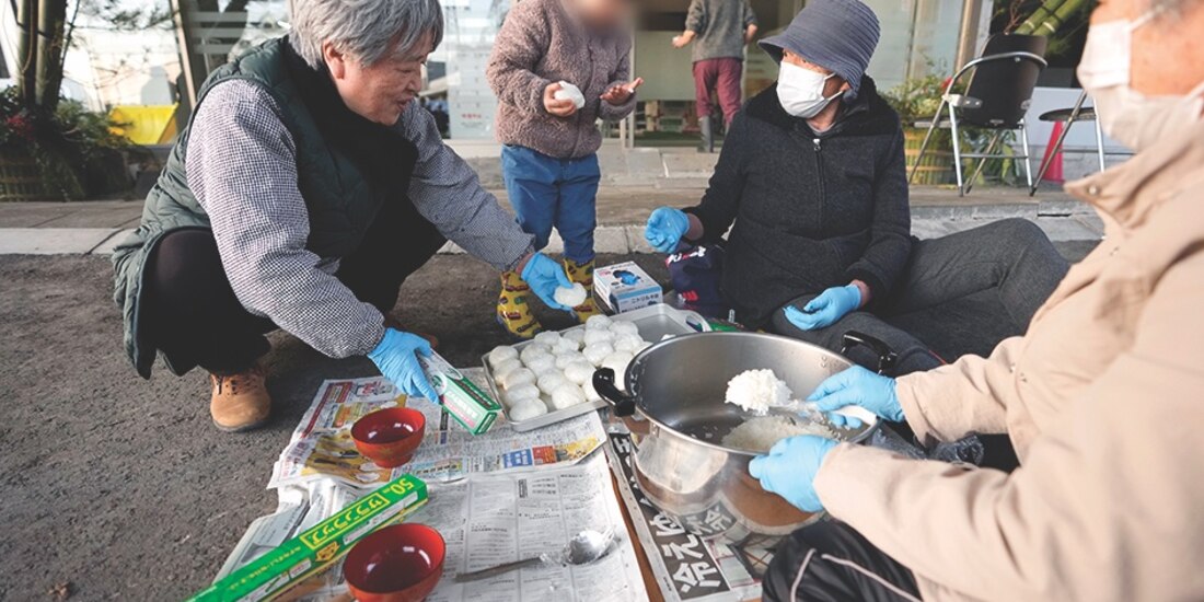 Ciudadanos se ayudan para preparar alimentos en la calle tras los potentes sismos, ayer.