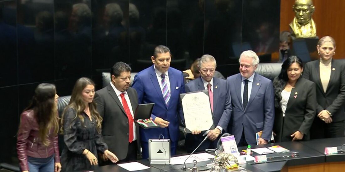 Senado de la República entregó la Medalla de Honor "Belisario Domínguez" a personal de la salud.