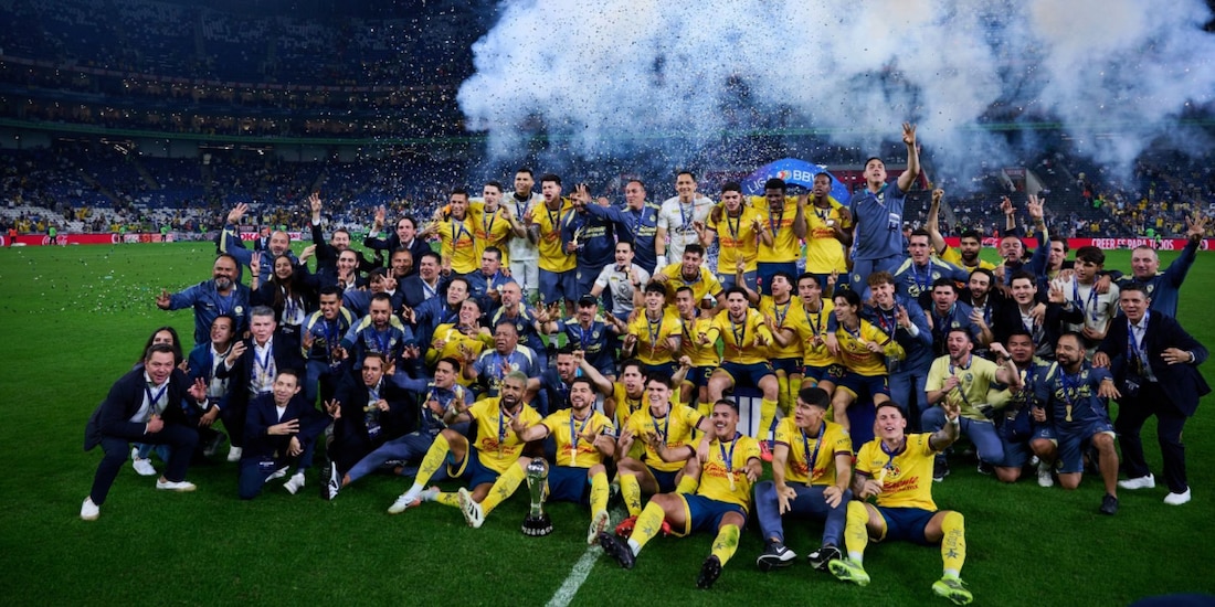 Jugadores del América celebran el tricampeonato de la Liga MX en el Apertura 2024.