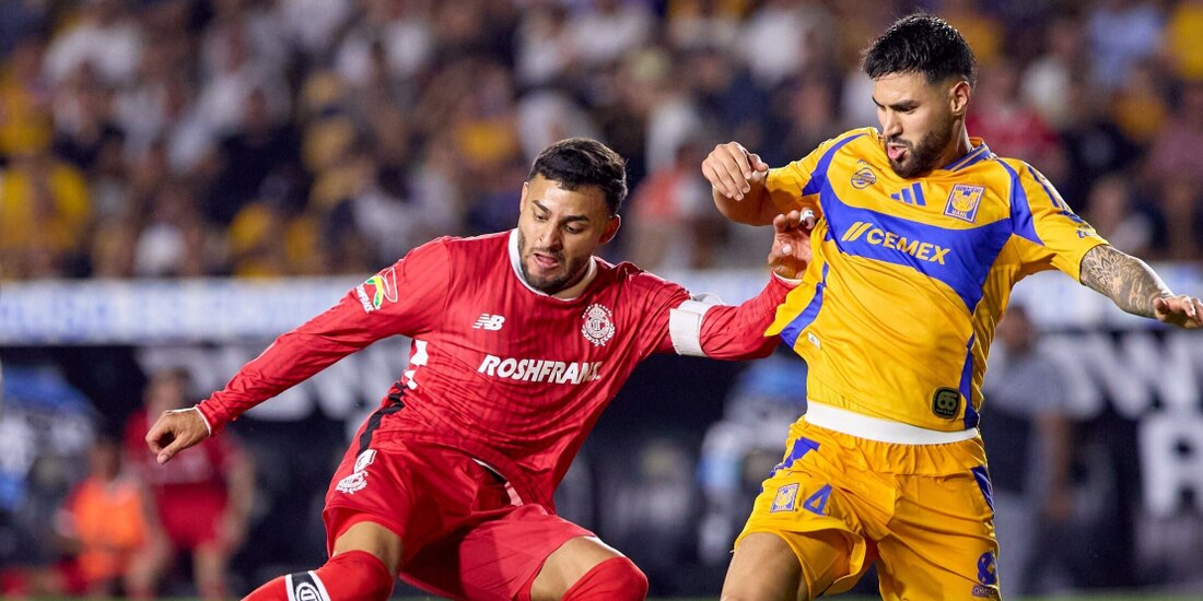 Vega y Purata pelean el balón, ayer, en el Volcán.