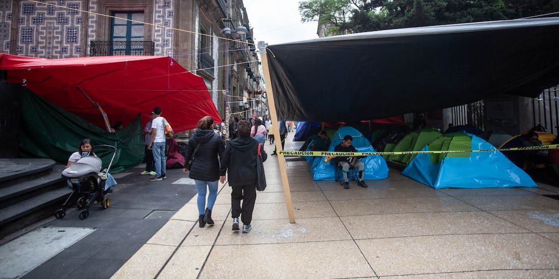 Plantón de la coordinadora Nacional de la Educación (CNTE) en los accesos principales del Zócalo