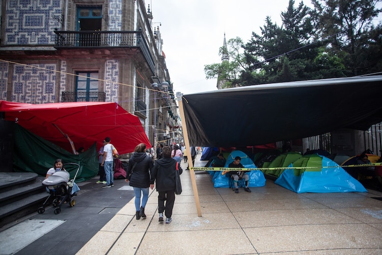 Plantón de la coordinadora Nacional de la Educación (CNTE) en los accesos principales del Zócalo
