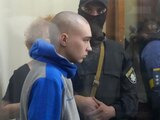El sargento del ejército ruso, Vadim Shishimarin, detrás de un vidrio durante una audiencia en la corte en Kiev.