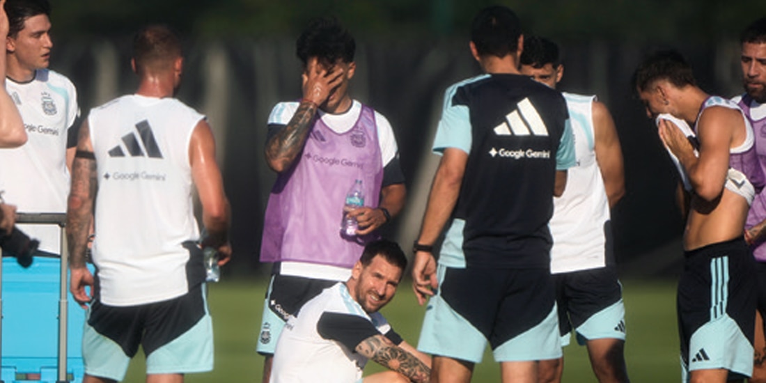 LEO y sus compañeros en el entrenamiento de ayer con la Albiceleste.
